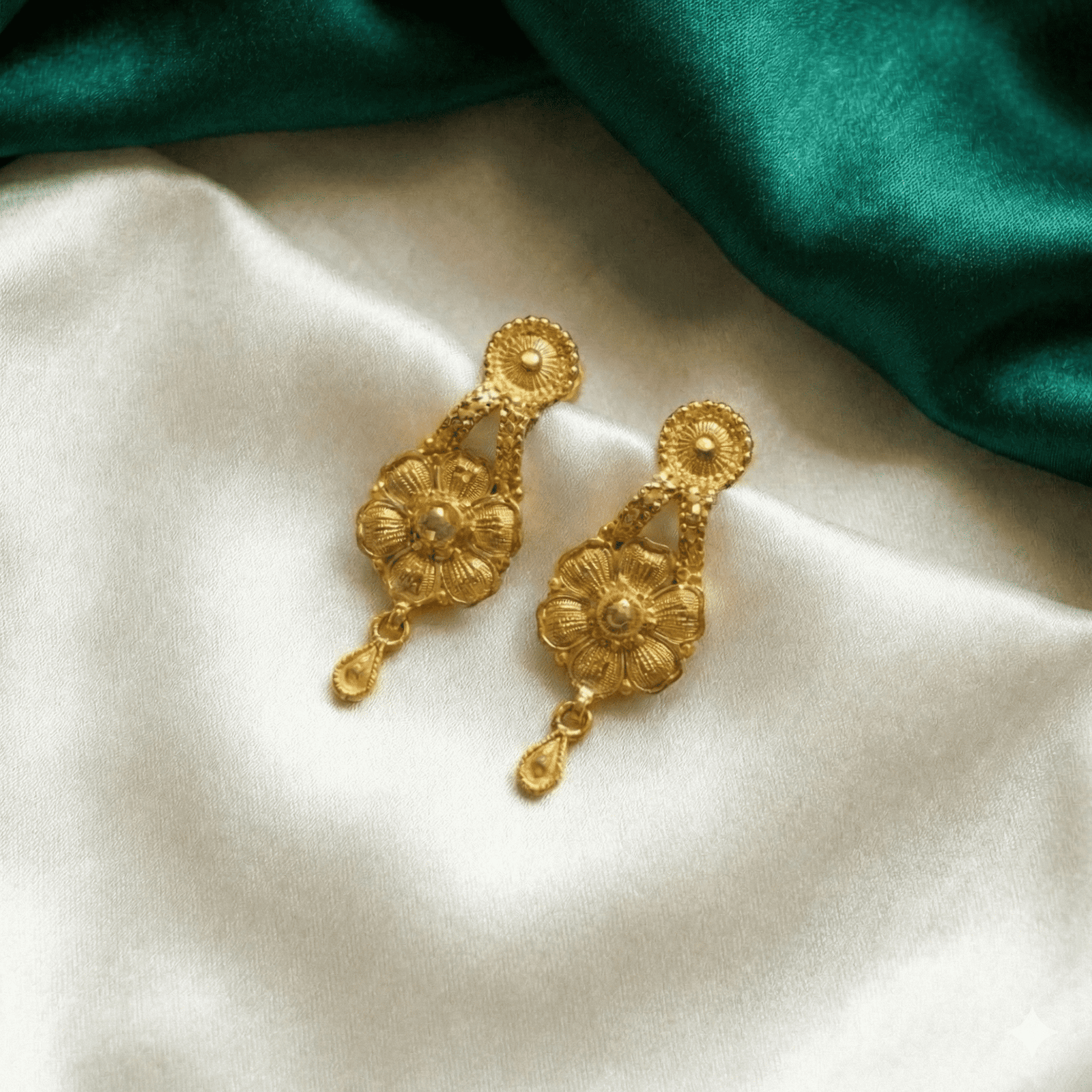 Eshanarya Swarna Pushpa One Gram Gold Necklace Set