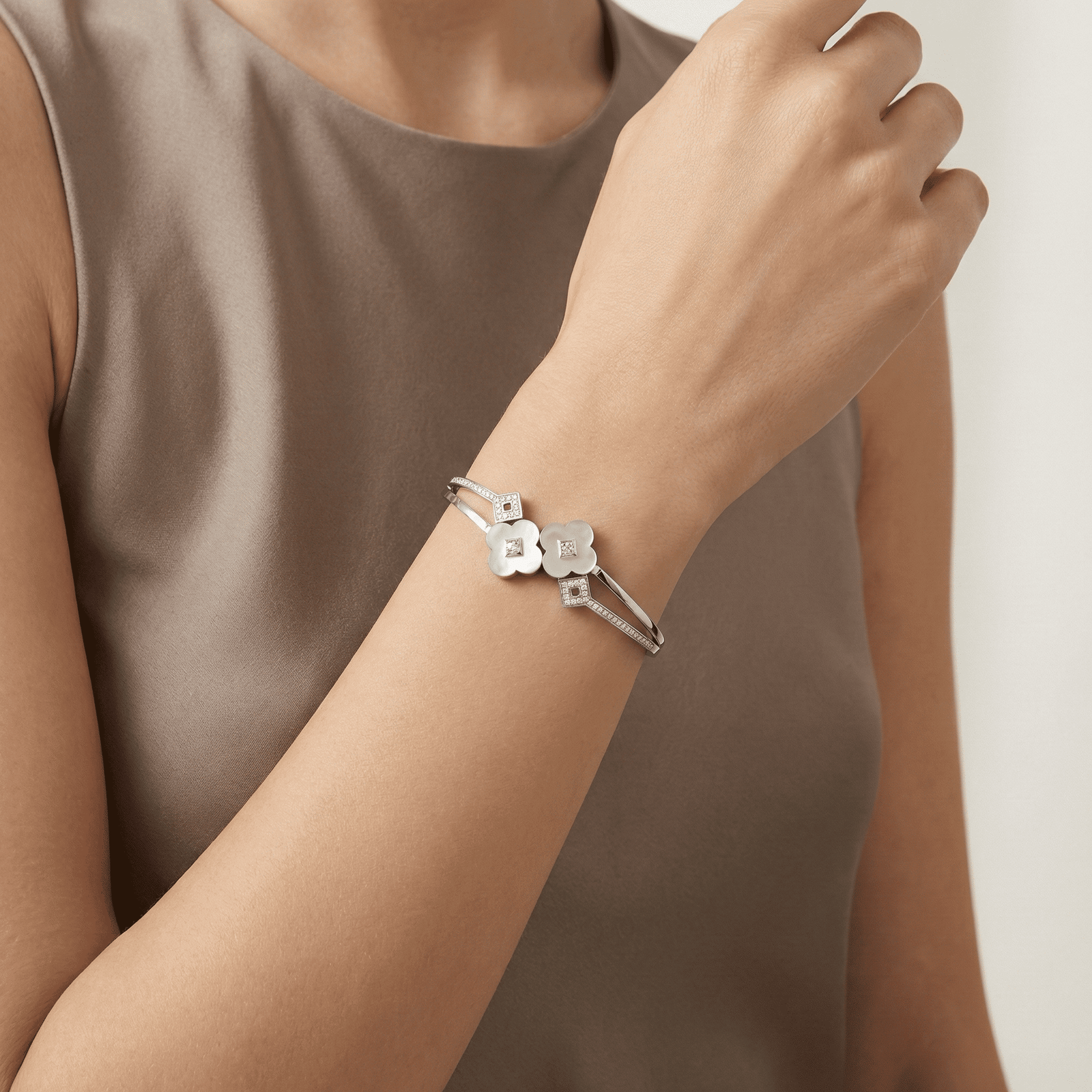 Eshanarya Floral Motif Anti-Tarnish Stainless Steel Bracelet